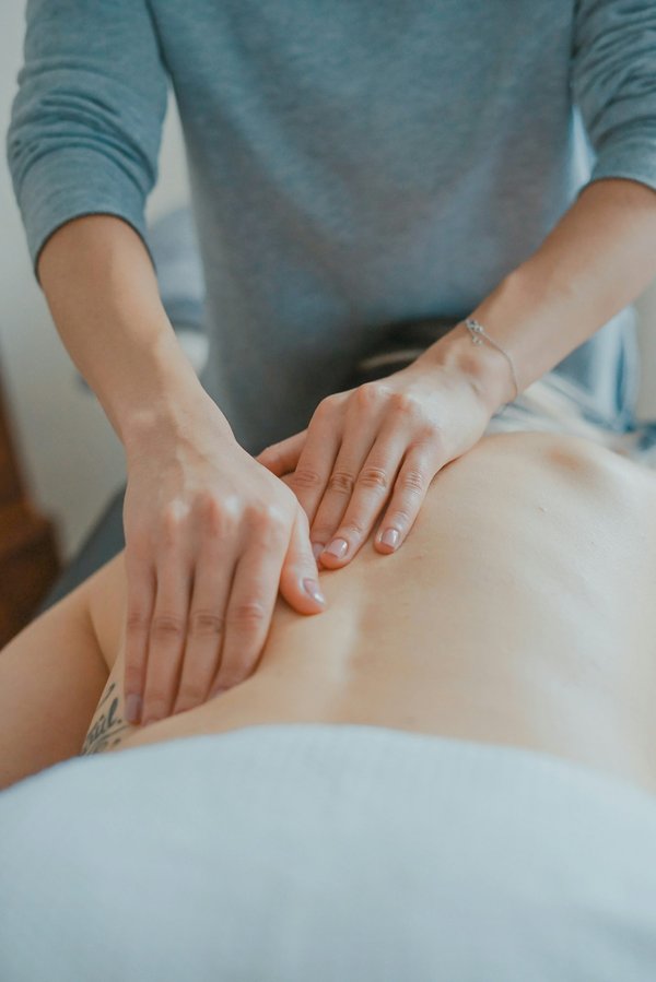 Quels sont les bienfaits du massage thaï traditionnel et comment en profiter?